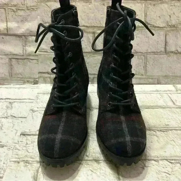 Women’s True Craft Raylee Black Gray Red Flannel Plaid Combat Boots Size 7 - Picture 2 of 7